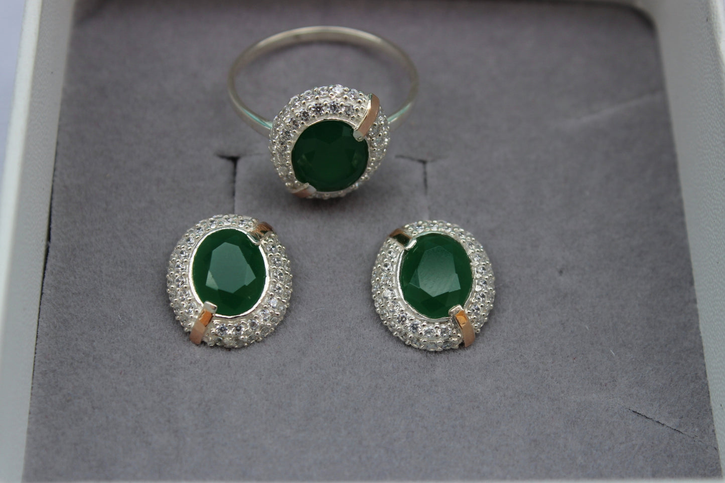 Pendientes circonita verde